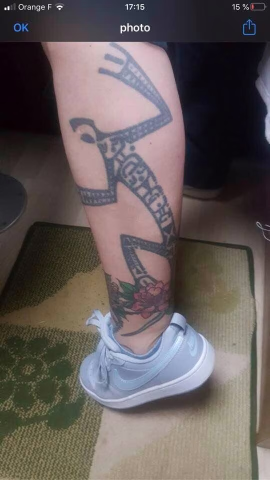 Avant recouvrement : ancien tatouage tribal sur le mollet