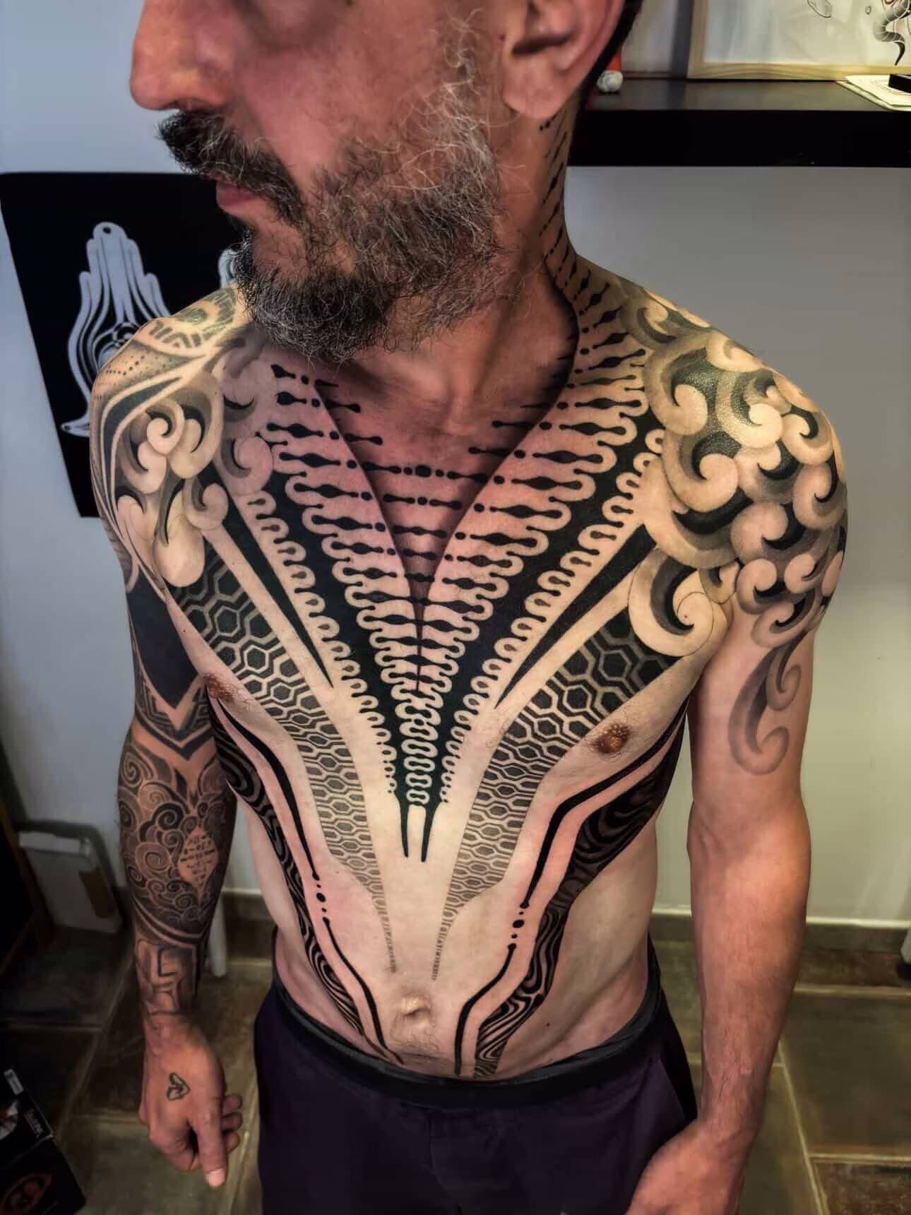 Tatouage blackwork ornemental par Théo