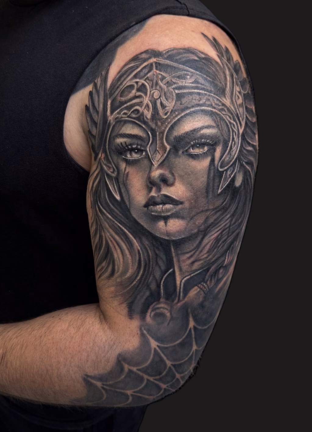 Tatouage ornemental noir et gris, portrait féminin