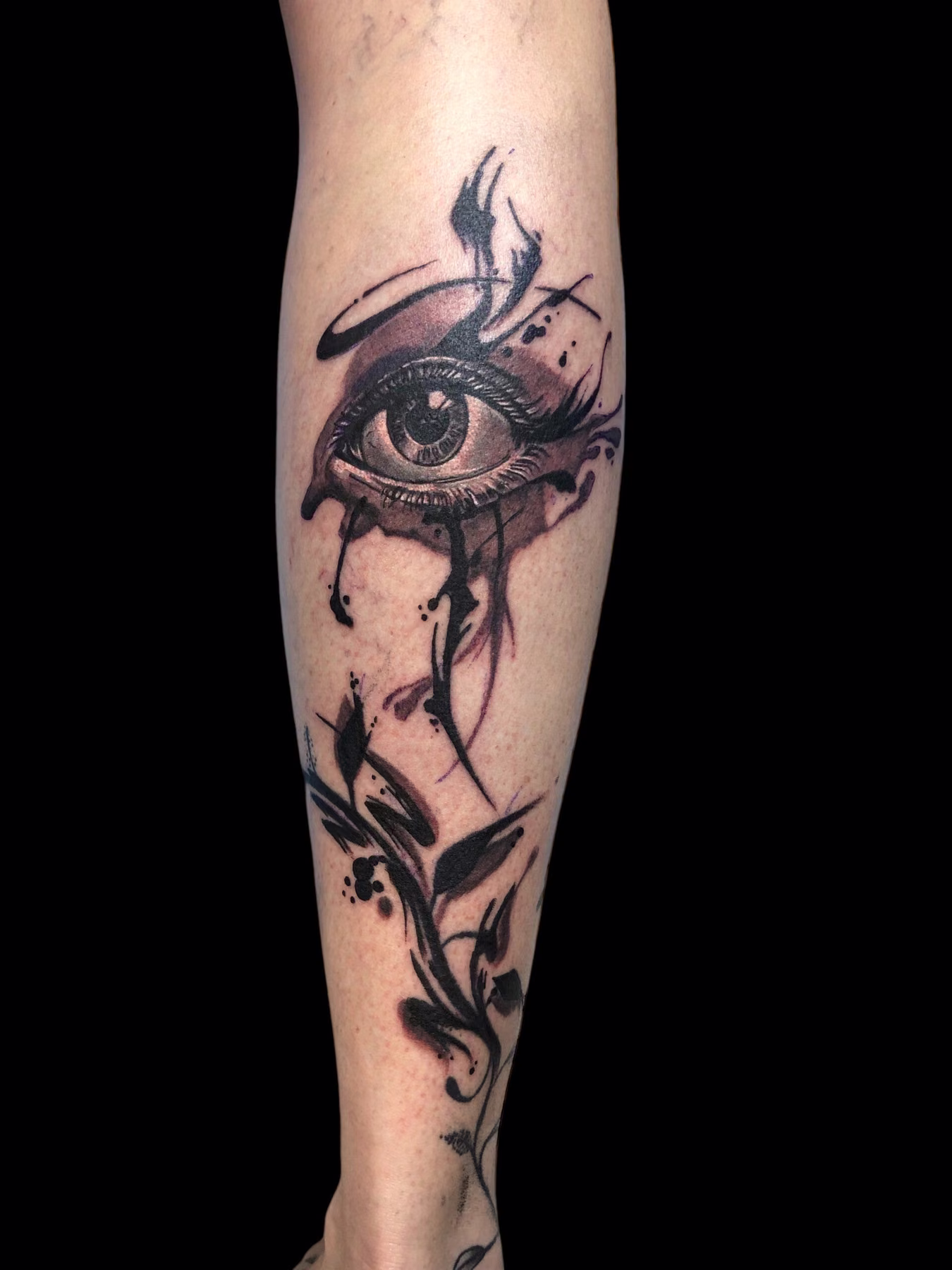 Tatouage ornemental sur jambe